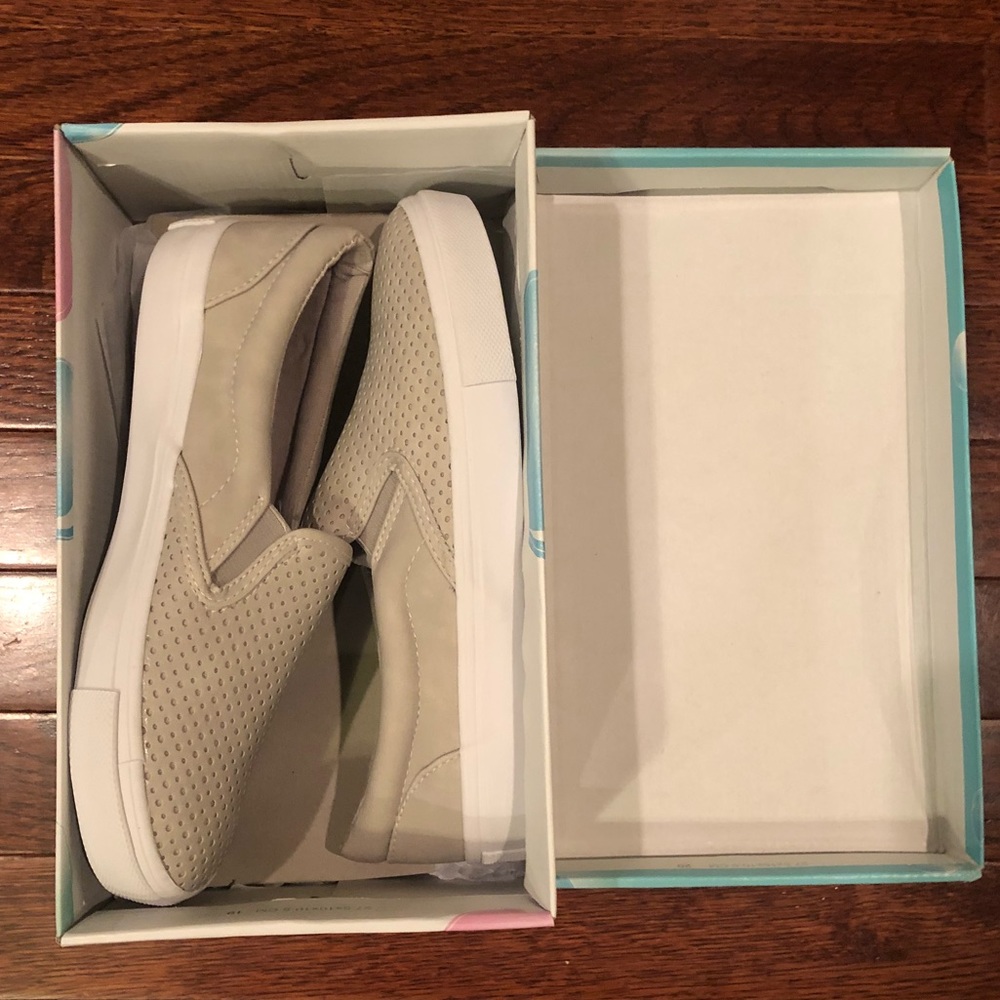 Soda Sneakers, Light Grey, New, 6.5, fits 7
